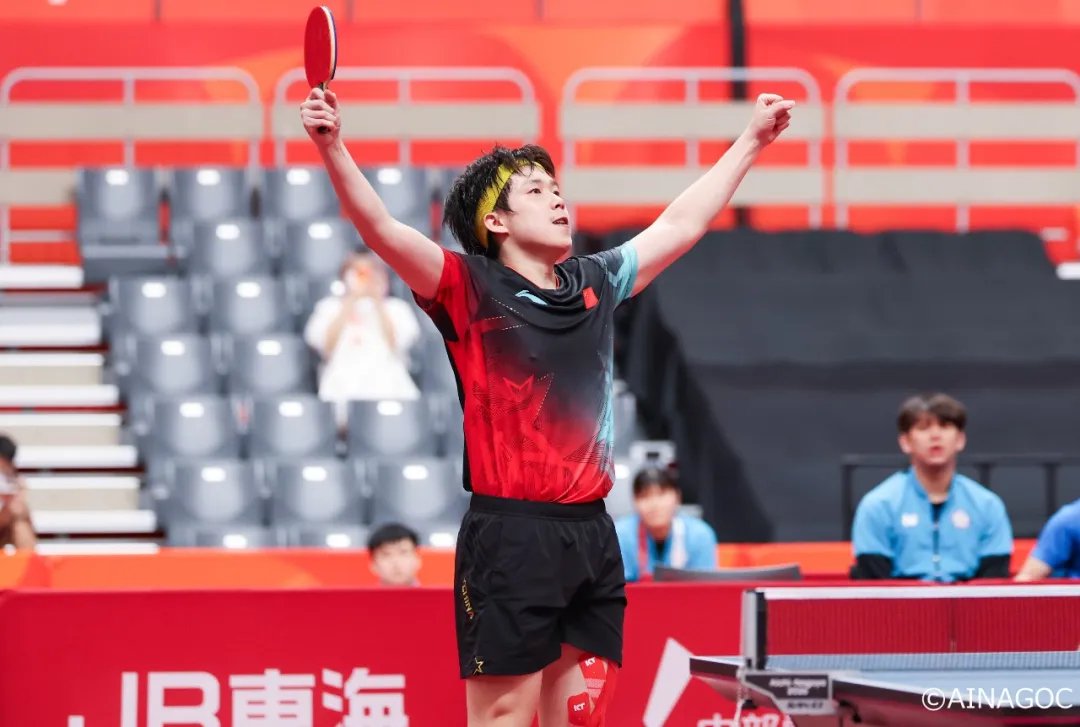 中国男团险胜中国台北，王楚钦决胜局15:13惊险过关