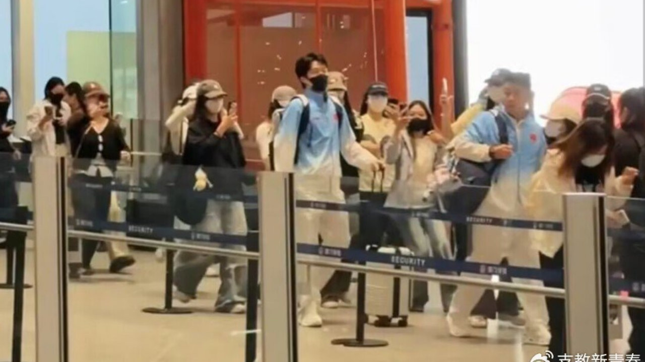 国乒出征名古屋！王楚钦被人群围堵，手机镜头直接怼脸跟拍，背包被扯